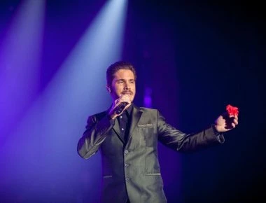 Πόσα χρήματα έπαιρναν και πόσα παίρνουν σήμερα οι τραγουδιστές (βίντεο)